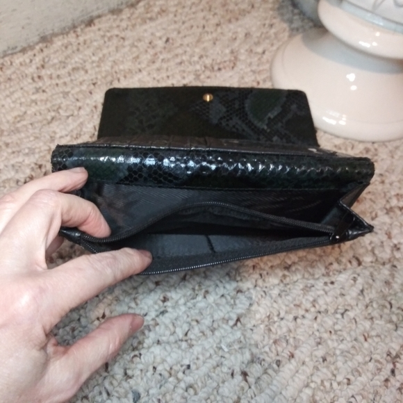 Kenneth Cole Reaction Black Snakeprint Faux Leather Wallet - Picture 12 of 14